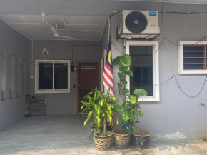 ANGGUN & NAYLA'S HOMESTAY Banting